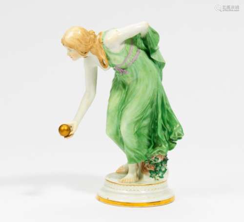KUGELSPIELERIN. Meissen. Modell W. Schott, 1897. Porzellan, farbig und gold staffiert. Frau in