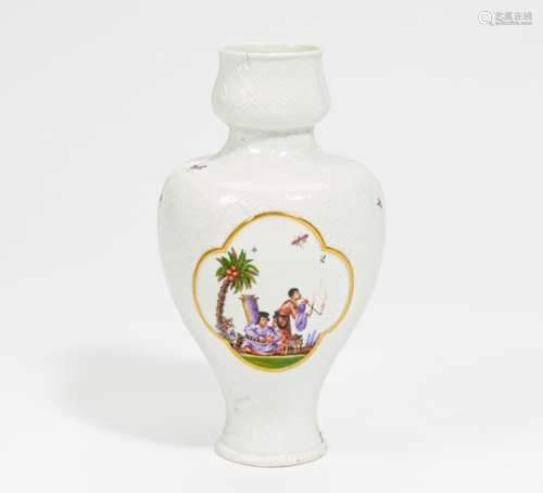 VASE MIT CHINOISERIEN. Meissen. Um 1750. Dekor später. Porzellan, farbig und gold dekoriert.