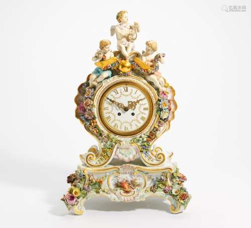 PENDULE MIT PUTTENZIER. Meissen. 19. Jh. Modell E.A. Leuteritz, 1870-1880. Porzellan, farbig und