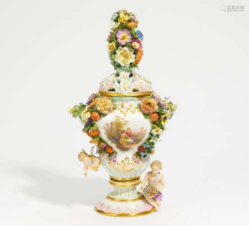 POTPOURRIVASE MIT PUTTENZIER. Meissen. Vor 1924. Modell J.J. Kaendler. Porzellan, farbig und gold