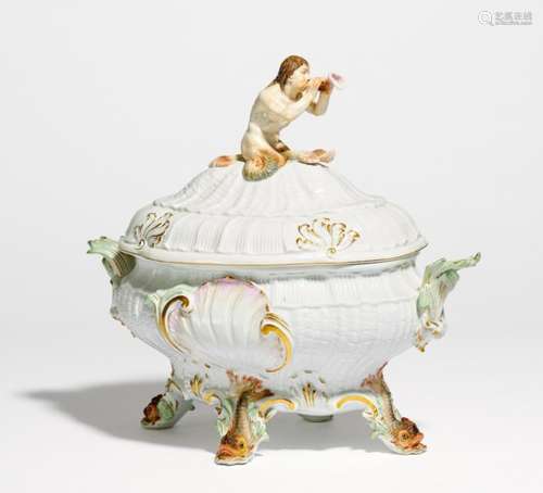 KLEINE TERRINE MIT TRITON AUS DEM SCHWANENSERVICE. Meissen. 19. Jh. Modell J.J. Kaendler und F.