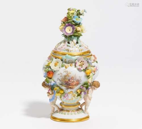 KLEINE POTPOURRIVASE MIT AMORETTEN. Meissen. Vor 1924. Modell J.J. Kaendler und Mitarbeiter.