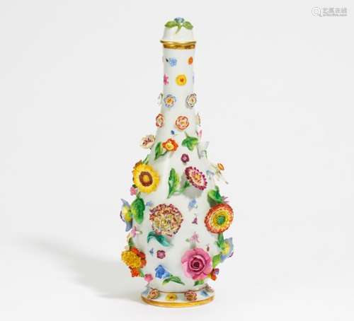 FLASCHENVASE MIT BLÜTEN UND INSEKTEN. Meissen. 19. Jh. Porzellan, farbig und sparsam gold staffiert.