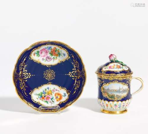 DECKELTASSE MIT DRESDENER ANSICHT. Meissen. 19. Jh. Porzellan, farbig und gold staffiert. Deckel,