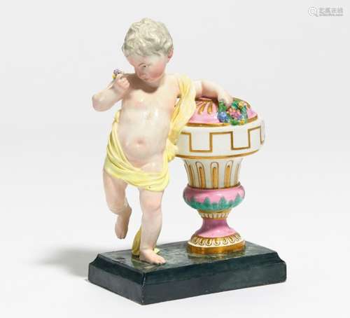 PUTTO AN VASE GELEHNT. Höchst. 18. Jh. Porzellan, farbig und gold staffiert. Höhe 21,5cm.