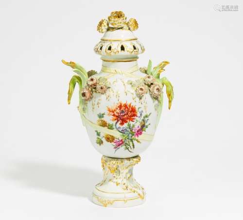 POTPOURRI-DECKELVASE MIT CHRYSANTHEMEN. KPM. Berlin. 1918. Porzellan, farbig und gold staffiert.