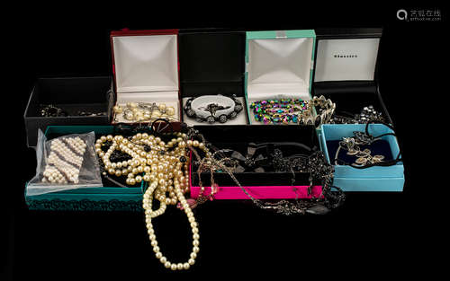 Large Collection of Vintage & Contemporary Costume Jewellery to include a diamonte and black stone