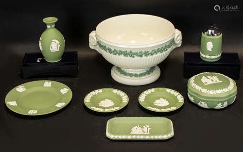 Small Collection of Wedgwood to include Wedgwood Jasperware Green trinket bowl with lid; small bud