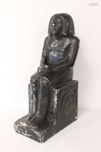 STATUE d'Egyptien assis les mains jointes, en plât…