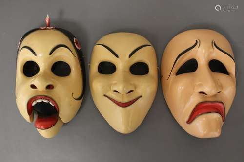 TROIS MASQUES DE PERSONNAGES DE THÉÂTRE en bois po…