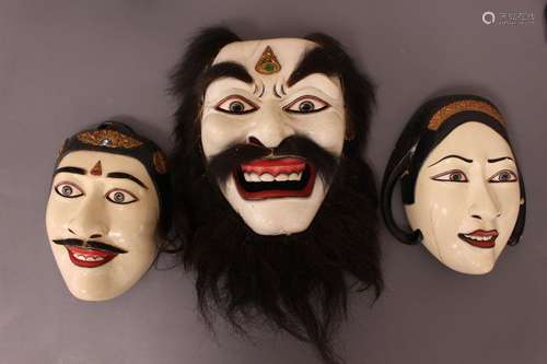 TROIS MASQUES DE PERSONNAGES DE THÉÂTRE représenta…