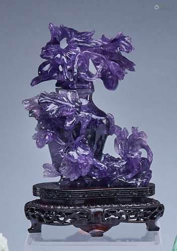 PETIT VASE balustre couvert en amethyste sculpté à…