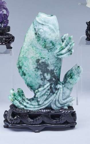VASE soliflore en jadeïte sculpté à décor d'une ca…