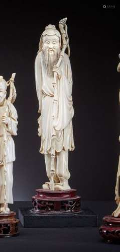 OKIMONO en ivoire sculpté représentant un sage ave…