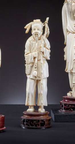 OKIMONO en ivoire sculpté représentant un pêcheur …