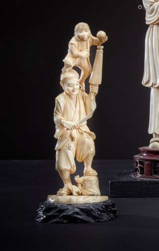 OKIMONO en ivoire sculpté représentant un montreur…
