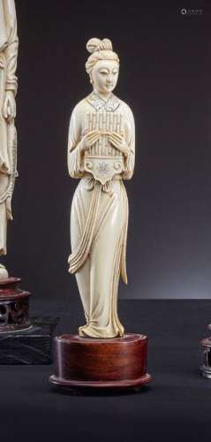 OKIMONO en ivoire sculpté représentant une femme a…