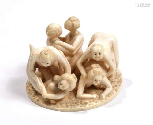 JAPON début XXe. Groupe érotique en ivoire sculpté…
