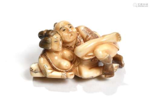 JAPON XXe. Netsuke érotique en ivoire sculpté et c…