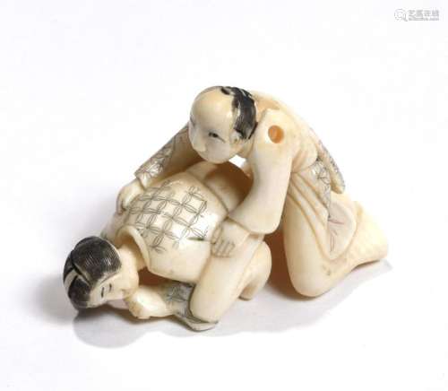 JAPON XXe. Netsuke en ivoire sculpté et ciselé. Si…