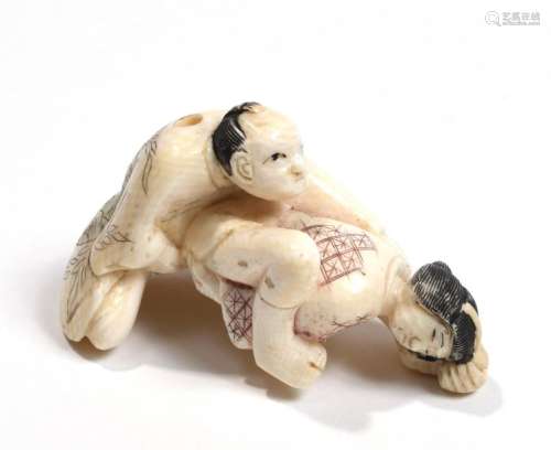 JAPON XXe. Netsuke érotique en ivoire sculpté et c…