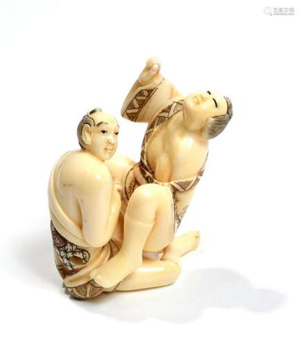 JAPON XXe. Netsuke érotique en ivoire sculpté et c…