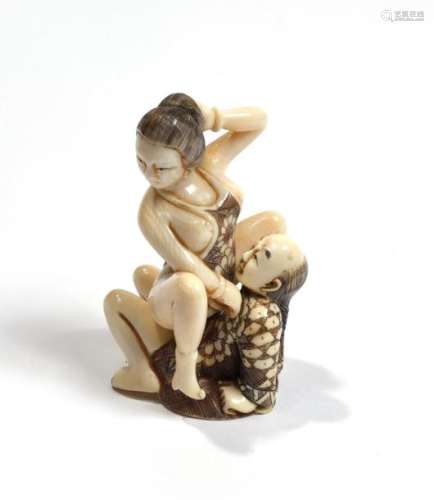 JAPON début XXe. Groupe érotique en ivoire sculpté…