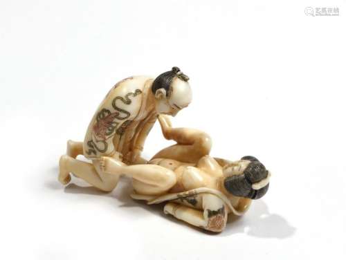 JAPON XXe. Groupe érotique en ivoire sculpté et ci…