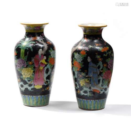 JAPON, XXe. Paire de vases balustres en porcelaine…