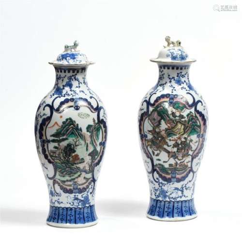 CHINE, XXe. Paire de vases balustre couverts en po…