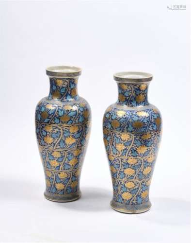 CHINE, XXème siècle. Paire de vases balustre en po…