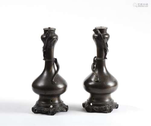 INDOCHINE, XIXe. Paire de vases en bronze patiné à…