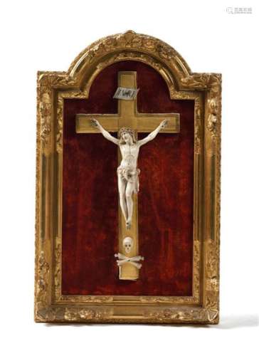 Crucifix en ivoire sculpté présenté dans son encad…