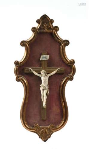 Crucifix en ivoire sculpté présenté dans un encadr…