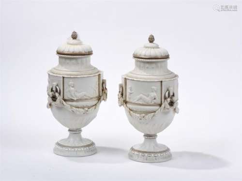 Paire d'urnes à la grec sur pièdouches à décor en …
