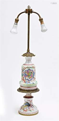 Lampe en porcelaine polychrome à décor en réserve …