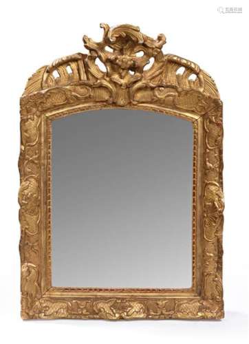 Miroir en bois mouluré, sculpté, stuqué et doré, l…