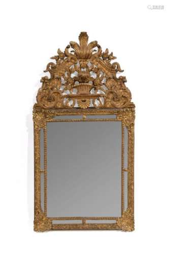 Important miroir parecloses en bois mouluré, sculp…