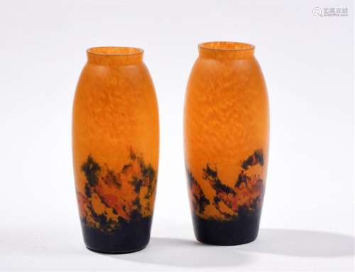 NOVERDI. Paire de vases en verre marmoréen, orange…