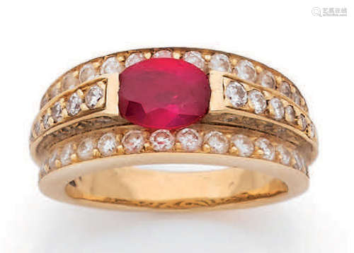 BAGUE Or jaune 750 millièmes, ornée d'un rubis tra…