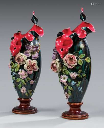 PAIRE DE VASES Barbotine, à riche ornementation en…