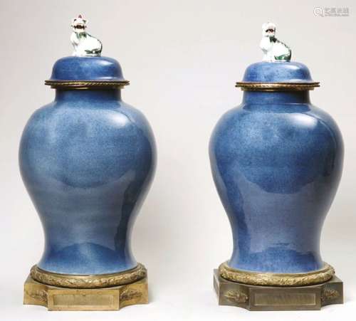 Paire de vases couverts en porcelaine à émail bleu…