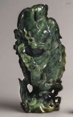 Vase en jade vert épinard représentant un dragon m…