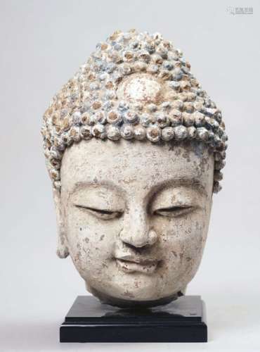 Tête de Bouddha en pisé avec des traces d'engobe b…