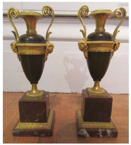Paire de vases ovoïdes en bronze ciselé, doré et p…