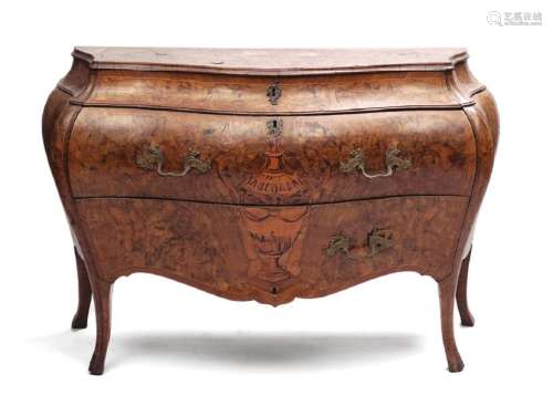 Commode de forme galbée en placage de ronce de noy…