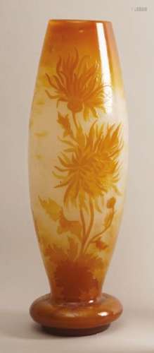 Vase à décor floral jaune, dégagé à l'acide sur fo…