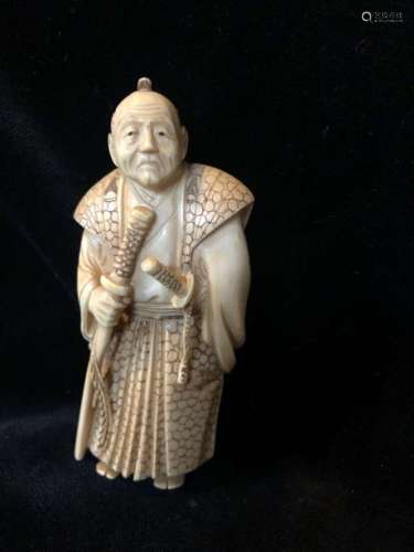 Okimono en ivoire représentant un samouraï \r\n Japo…