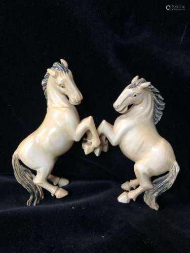 Deux sculptures représentant des chevaux cabrés Ch…