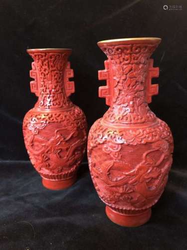 Deux vases diminutifs en laque rouge ; l’intérieur…